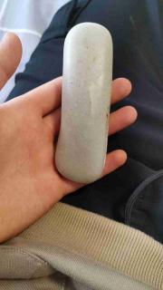 有没有懂玉石的帮我看看这是不是玉石原石,这石头摸起来滑溜,用手电筒